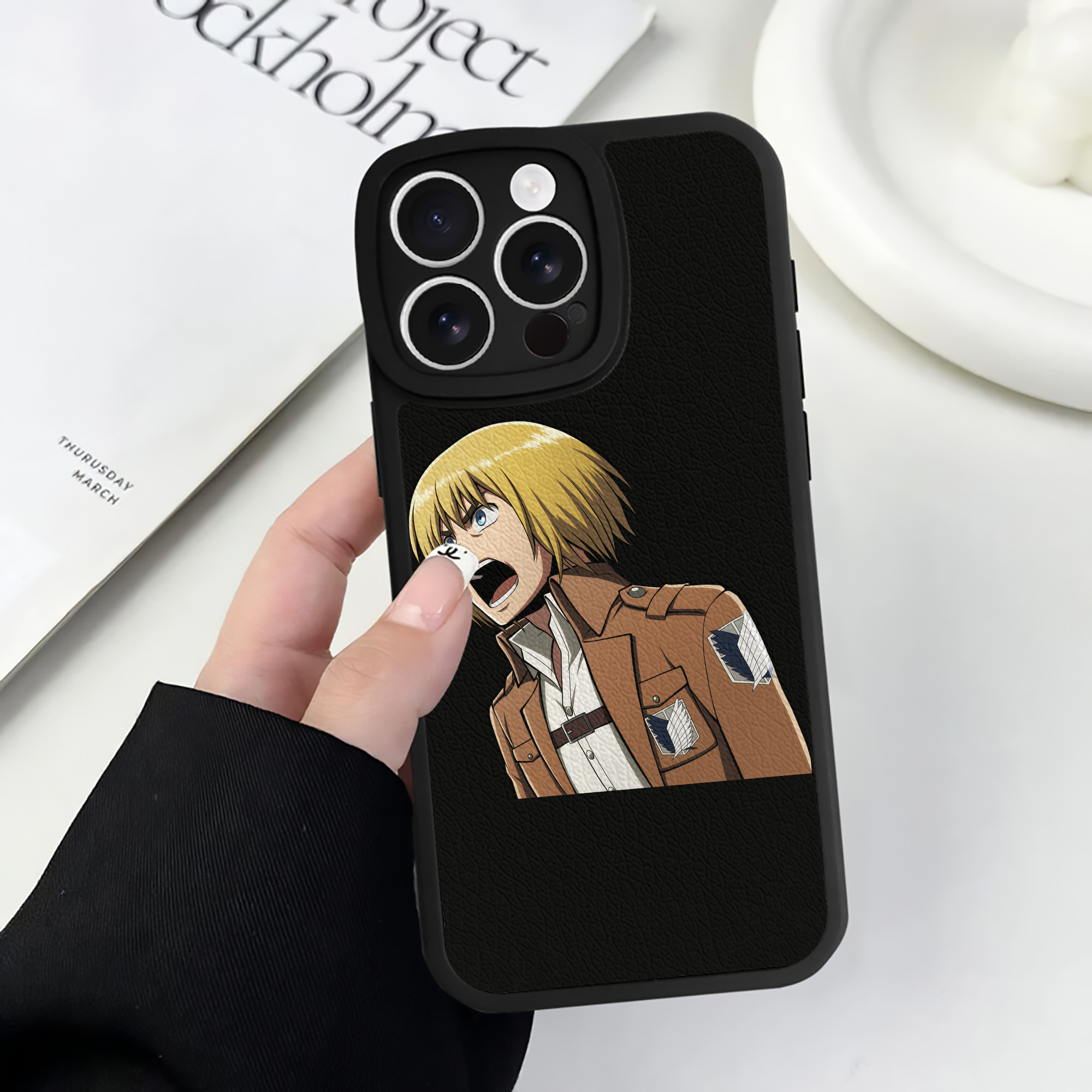 （画像用） 進撃の巨人 アルミン·アルレルト Attack on Titan Armin Arlert 【iPhone 16シリーズ対応】シリコンスマホケース（レザー調） 材質：シリコン